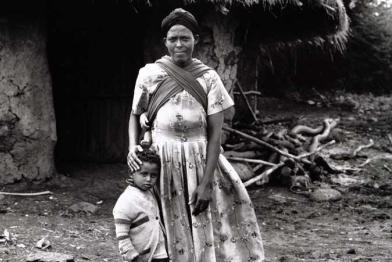 Bertigulan Abete - mit zwei ihrer Kinder - nimmt mit ihrem Ehemann in Äthiopien an einem ökologischen Projekt teil. Sie lebt ein einfaches Leben aber muss nicht hungern, 2001.