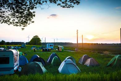 Zeltplatz in der Dämmerung