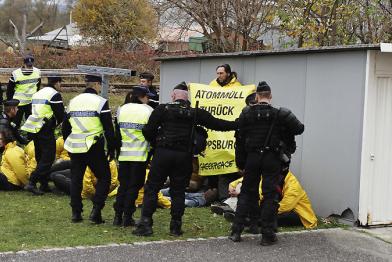 Greenpeace-Aktivisten protestieren am deutsch-französischen Grenzübergang bei Lauterbourg 06.11.2010 