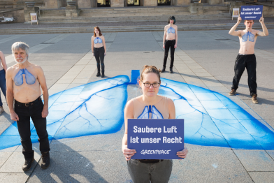 "Saubere Luft ist unser Recht" fordern Greenpeace-Aktivisten mit Plakaten und aufgemalten Lungen vorm Bundesverwaltungsgericht in Leipzig.