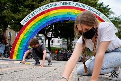 Life after Corona-Tour: Jugendliche malen mit Kreide auf der Straße
