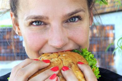 Food-Bloggerin Lisa Otte mit einem Veggie-Burger in der Mittagspause.
