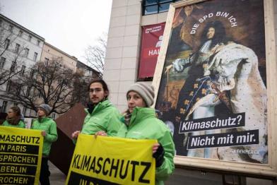 11. November 2016: Greenpeace-Aktivisten protestieren mit einer großen Plakataktion gegen Sigmar Gabriels Blockade des Klimaschutzplans 2050