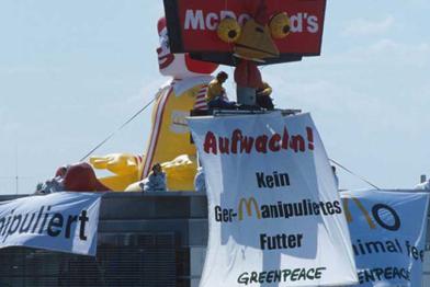 Greenpeace-Aktivisten protestieren bei McDonalds: "Aufwachen, kein manipuliertes futter", August 2000