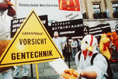 Greenpeace-Aktivisten protestieren gegen Gentechnik in Fast Food von McDonald's, 19. Juli 2000