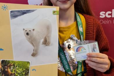Josie, 10 Jahre alt aus Schwaben zeigt bei Radion Schwaben eine Greenteam Broschüre