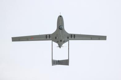 Die Kampfdrohne Bayraktar TB2 hat eine Spannweite von 12 m und ihr Auge sitzt am Rumpf unterhalb der vorderen Landeklappe