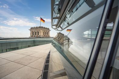 Seitenansicht des Bundestages, im Hintergrund das Reichstagsgebäude