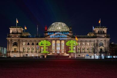 Projektion an Reichstaggebäude: Ban Nuclear Weaponss