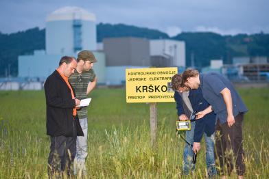 05.06.2008, Krsko , Slovenia - Greenpeace Nuklear-Experten messen Radioaktivität am Atomkraftwerk Krsko an der slowenisch-kroatischen Grenze.
