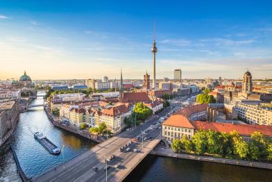 Drohnenblick über Berlin, man sieht Spree und Fernsehturm