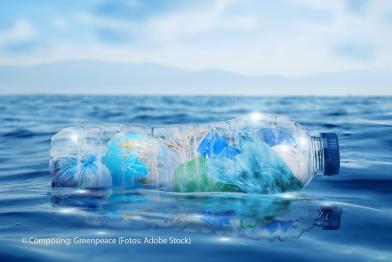 Plastikflasche, die im Meer treibt