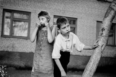 August 2005: Natascha (12) und Vadim Kuleschow (8) aus Wesnowo wurden nach Tschernobyl mit Behinderungen geboren