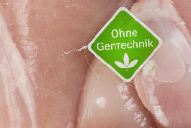 Ohne Gentechnik-Logo auf abgepacktem Fleisch