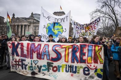 Schüler:innen, Studenten, Lehrer:innen und Aktivist:innen demonstrieren vor dem Wirtschaftsministerium in Berlin für mehr Klimaschutz
