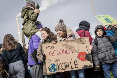 Fridays for Future Demo mit Plakat: Mit Gejohle gegen Kohle