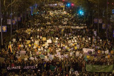 Menschen mit Plakaten beim Climate March während der COP25 in Madrid