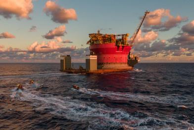 Greenpeace-Aktivist:innen nähern sich der Shell-Ölplattform im Atlantik nördlich der Kanarischen Inseln