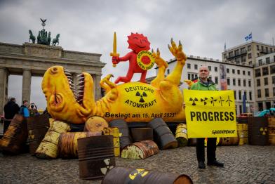 Atomausstiegsfeier in Berlin mit Dinosaurierskulptur