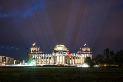 Projektion auf Reichstagsgebäude "Stoppt das Klimaschmutzgesetz"