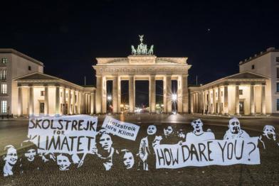 ransluzente Bilder zeigen Klima-Aktivistin Greta Thunberg sowie Szenen der Klimastreik-Großdemonstrationen des vergangenen Jahres vor dem Brandenburger Tor