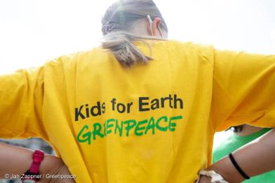 Mädchen mit Greenpeace Kids for Earth T-Shirt