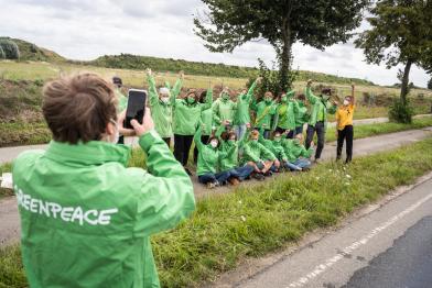 Greenpeace Aktive legen Bodenbild am Tagebau Garzweiler