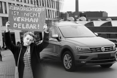 Collage: Clara Meyer neben VW-Auto