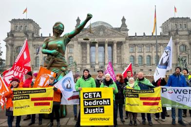 Greenpeace demonstriert gegen CETA vorm Bundestag