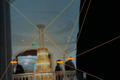 Personen am Tag der Familienunternehmer 2025 im Hotel Adlon, mittig ein goldener Kronleuchter