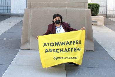 Setsuko Thurlow protestiert vor der UN gegen Atomwaffen