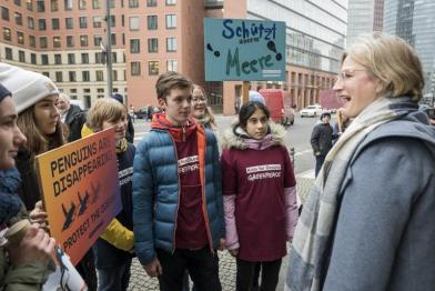 Meeresnatur-Referentin Ilka Wagner im Gespräch mit Greenpeace-Kids