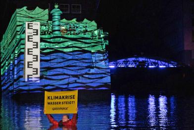 Lichtinstallation Gebäuden der Speicherstadt in Hamburg zeigt eventuelle Sturmfluthöhe der Zukunft