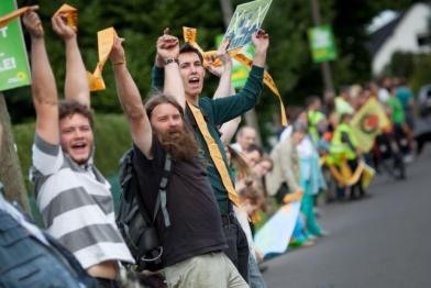 23.8.2014: Eine Menschenkette von 7500 Menschen fordert den Ausstieg aus der Braunkohle