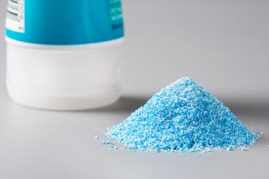 Ein Haufen herausgefiltertes Mikroplastik aus Kosmetikprodukten