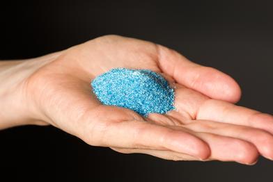 Mikroplastik auf Handfläche