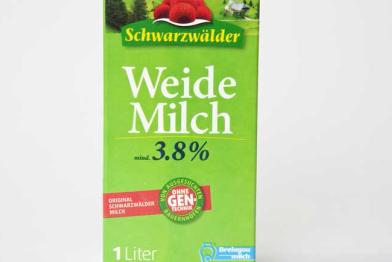 Schwarzwaelder Weidemilch mit Siegel: "Ohne Gentechnik".