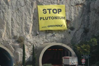 5 Greenpeace-Aktivisten klettern auf die Felsen über dem Mirabeau Tunnel, Oktober 2004