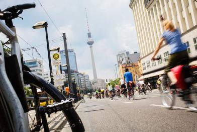 Radfahrer auf einer Straße in Berlin
