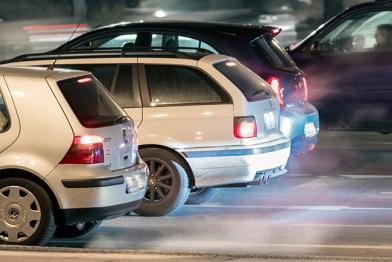 Autos im nächtlichen Verkehr