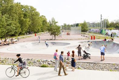 Innenstadtpark mit Fußgängern und Radfahrern