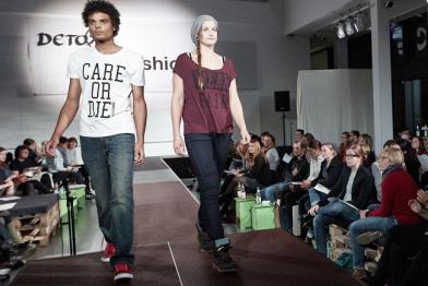 Zwei Models auf dem Laufsteg