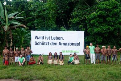 Munduruku mit Protestbanner