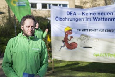 Greenpeace-Aktivist bei DEA-Protest in Neumünster