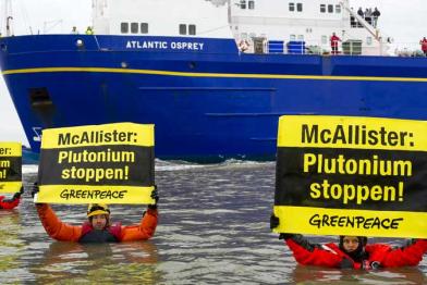 Greenpeace-Aktivisten protestieren in Nordenham 11/18/2012