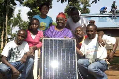 Renewable Energy Workshop installiert Solaranlage bei Obamas Oma, August 2009