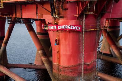 Greenpeace-Kletterer protestieren an der BP-Plattform gegen weitere Bohrungen nach Öl. Sie haben ein Banner dabei mit der Aufschrift "Climate Emergency"