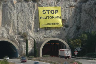 Protest gegen Plutonium-Transport in die Cadarache Atomfabrik am Mirabeau Tunnel, Juli 2004