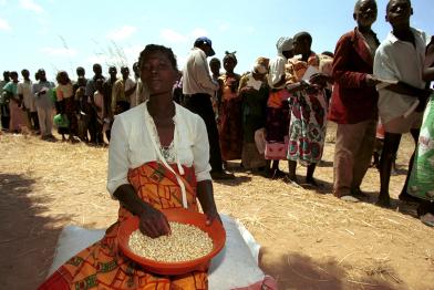 Essensschlange in Malawi, August 2002