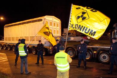 Greenpeace-Aktivisten an der Strecke zwischen La Hague und Cherbourg gegen Plutoniumtransport, März 2009